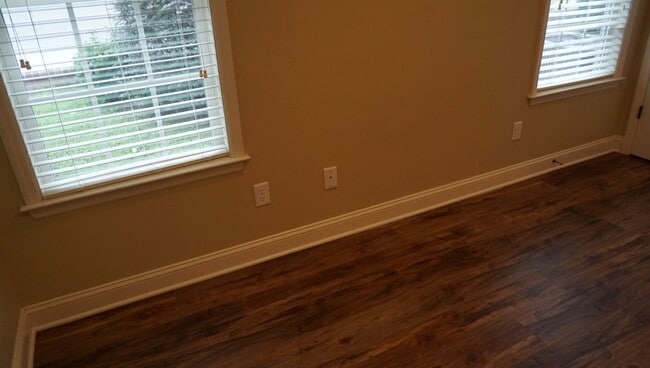 Building Photo - Beautiful and convenient