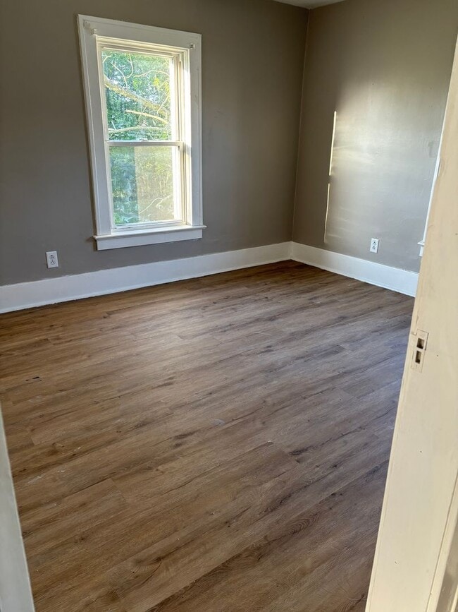 Building Photo - Charming 3-bedroom home, ready for you! Se...