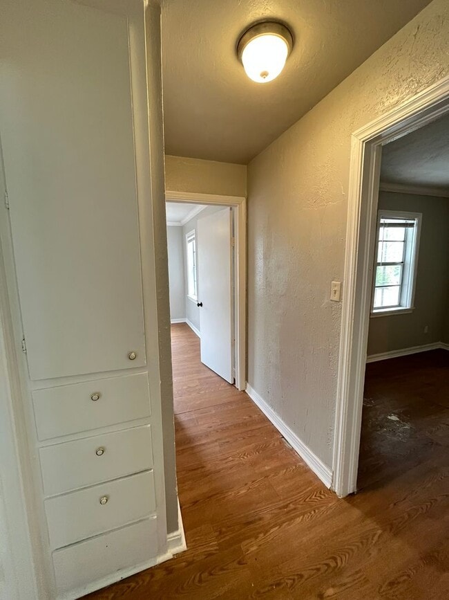 Building Photo - 2 Bed 1 Bath