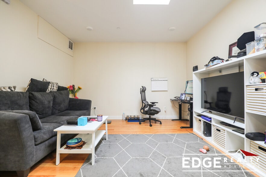 Building Photo - 549 Washington St