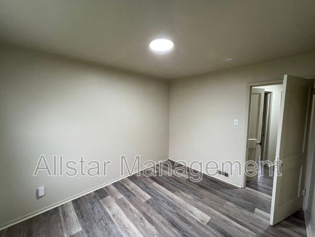 Building Photo - 942 S Central Dr