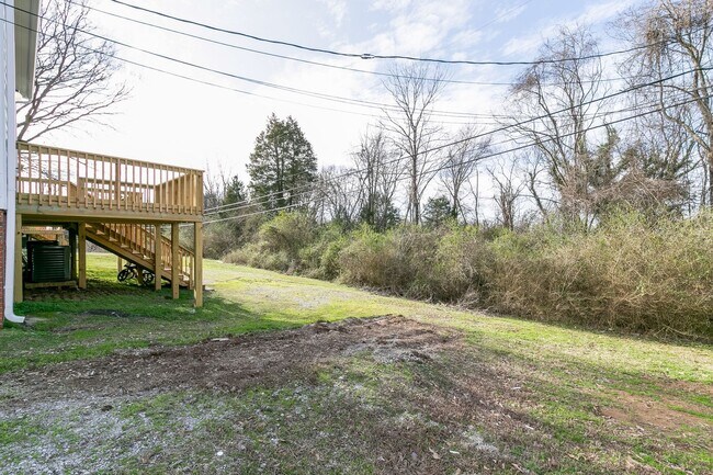 Building Photo - Columbia, TN Two Bedroom Duplex at 1027 Ch...