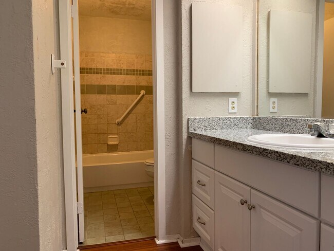 Building Photo - Great Floor Plan