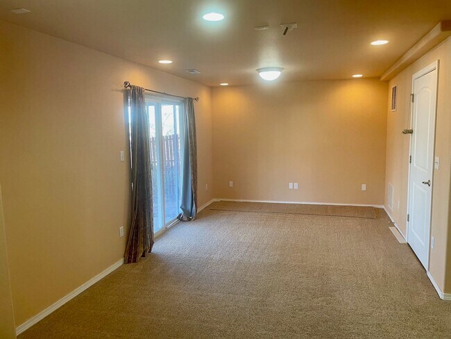 Building Photo - BEAUTIFUL MOUNTAIN SHADOWS 5BD HOME with A/C- Security Deposit Waiver Available