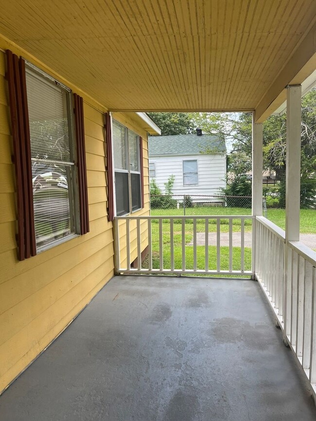 Building Photo - 2 Bedroom 1 bathroom -Central air and Heat