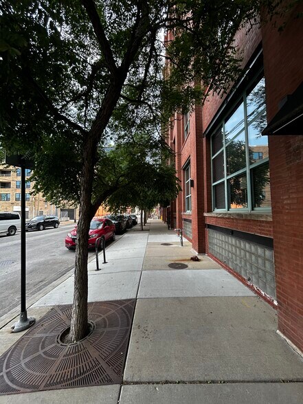 Building Photo - 312 N May St