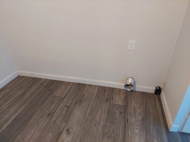 Building Photo - *LONG TERM RENTAL* 2 Car Garage