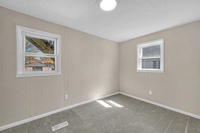Building Photo - 850 E Washington St