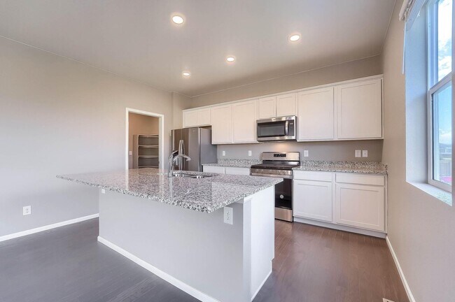 Building Photo - Gorgeous 4 bed, 3 bath, loft and an office!