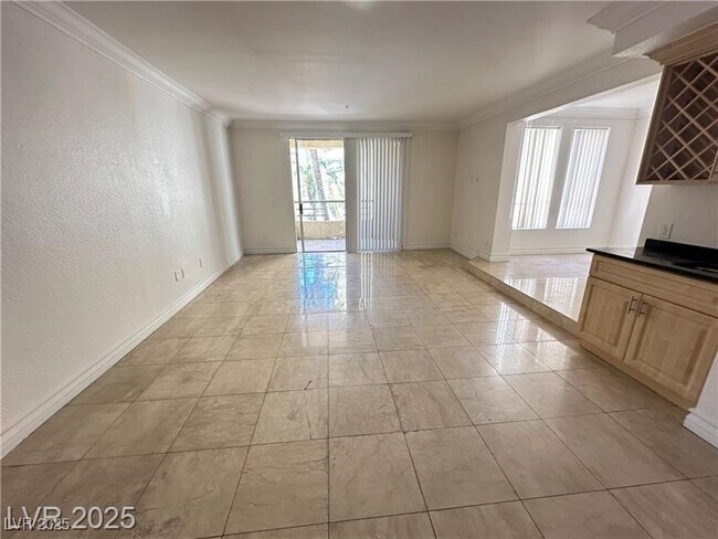 Building Photo - 270 E Flamingo Rd