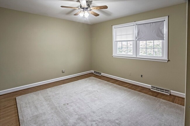 Building Photo - Lovely Colonial Home in Sharpley