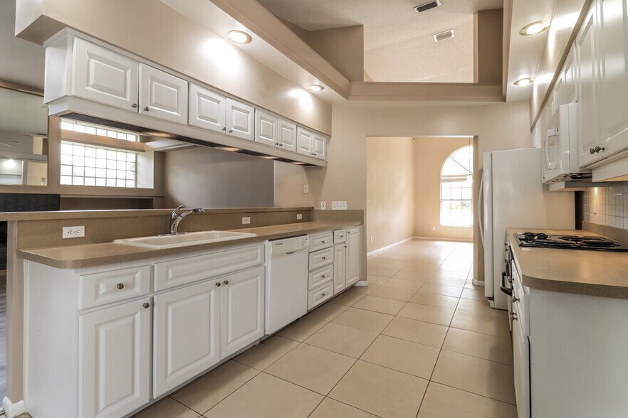 Building Photo - 1484 E Lake Woodlands Pkwy