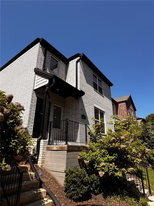 Building Photo - 2375 E Amherst Aly