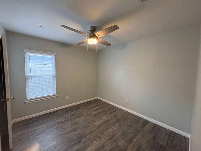 Building Photo - 400 Lakeside Dr