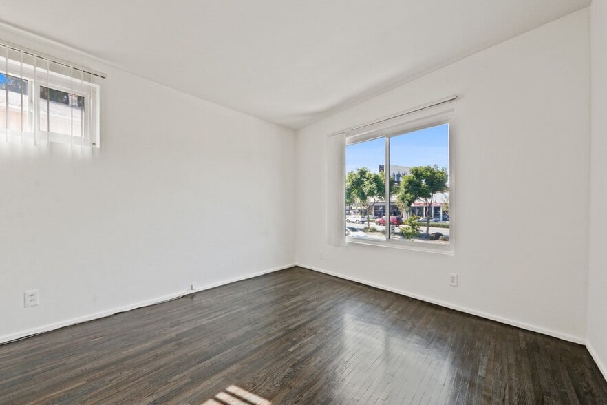 Building Photo - 10910 Santa Monica Blvd