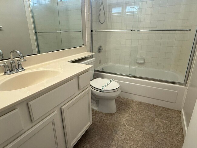 Building Photo - 929 Glenfinnan Way