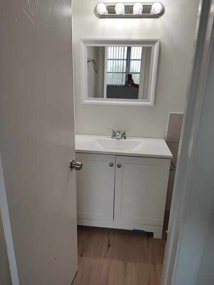 Building Photo - 3181 W Hallandale Beach Blvd