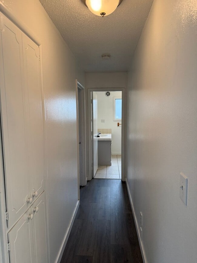 Building Photo - Updated 4 bedroom, 1 bath home in Eugene!