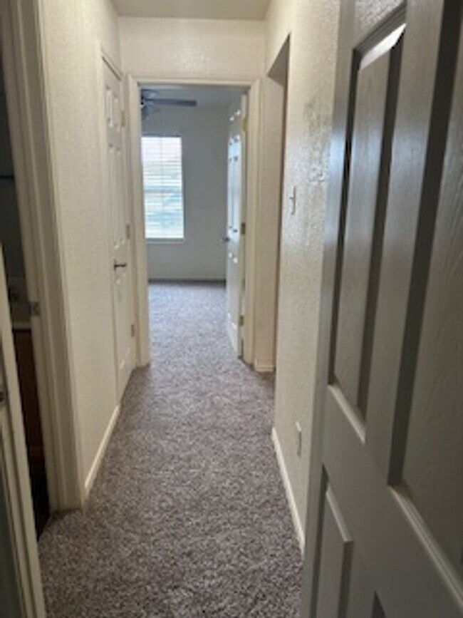Building Photo - 2305 Upland Bend Dr
