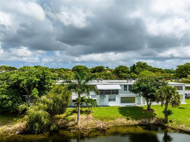 Building Photo - 20310 NE 2nd Ave