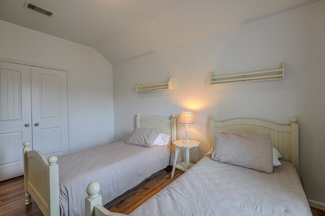 Building Photo - 174 Black Swan Pl