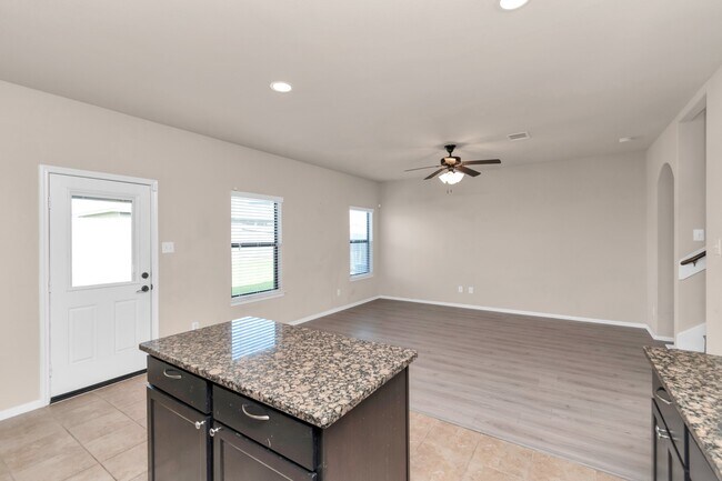 Building Photo - 5635 Round Robin Dr