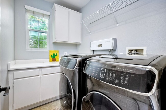 Building Photo - Furnished Rental Available