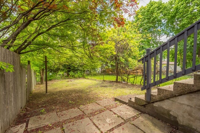 Building Photo - Stunning 2 Bedroom home in McKees Rocks available July 1!