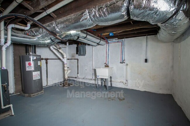 Building Photo - 511 Oak St