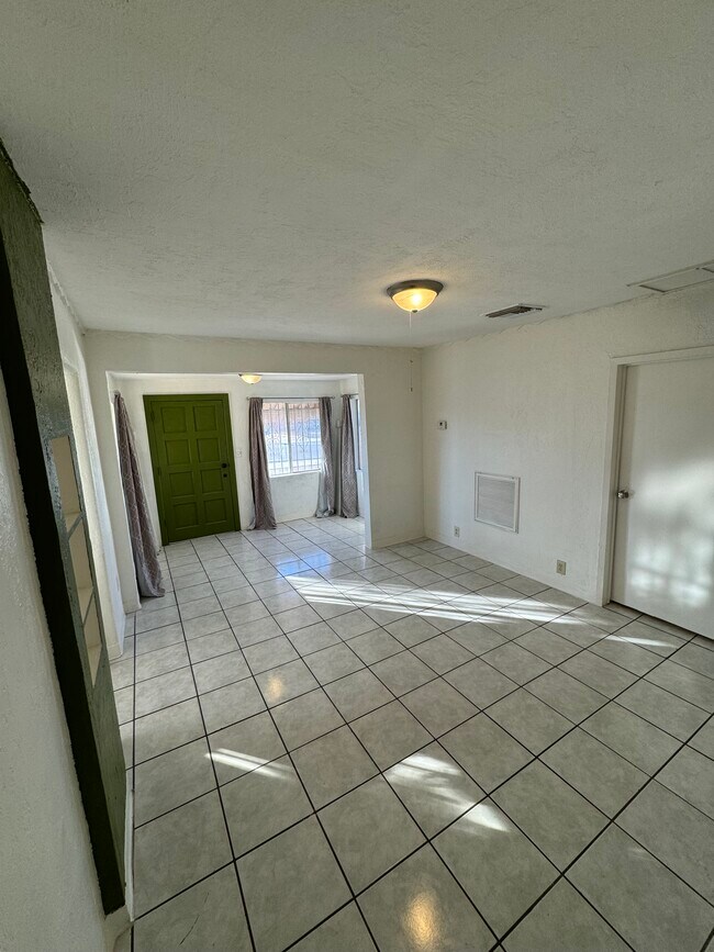 Building Photo - 239 S Cherry Ave