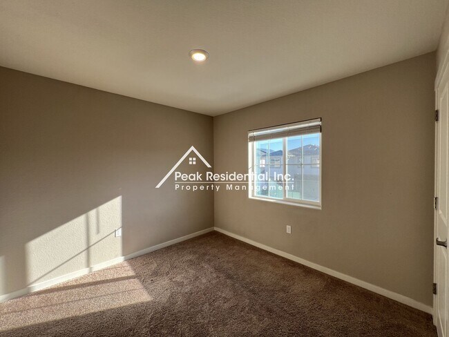 Building Photo - Updated Lincoln 4bd/2.5ba House With 2 Car...