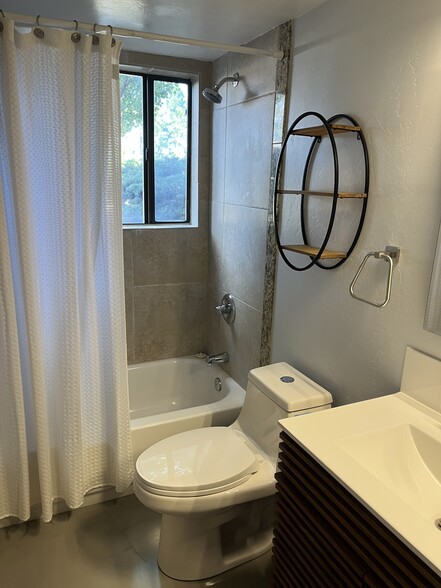 2nd bathroom, private - 3200 S Litzler Dr