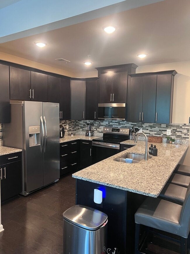 Building Photo - Bright 2BR / 2BA with One-Car Garage, Open...