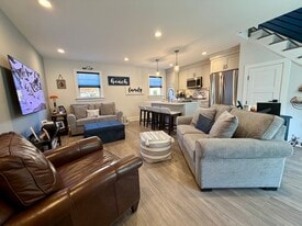 Building Photo - 502 12th Ave