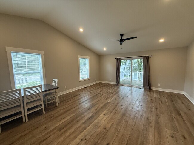 Building Photo - 3 bed, 2 full bath Townhouse