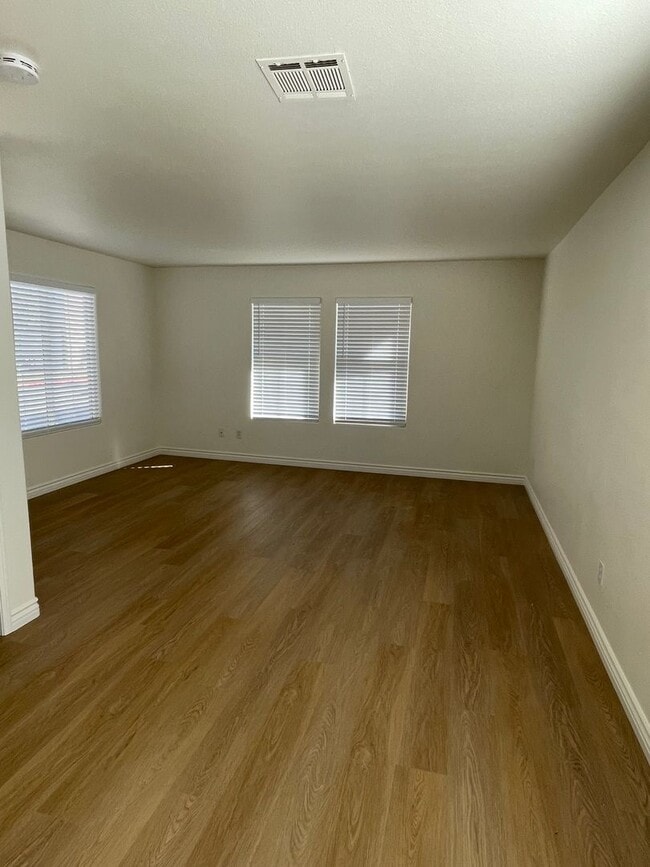 Building Photo - Newly Remodeled Home