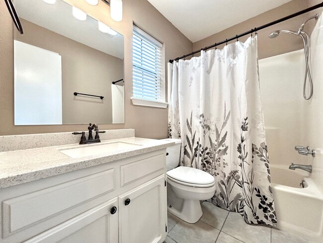 Building Photo - 2 Bedroom Townhouse Located on Siegen Lane...