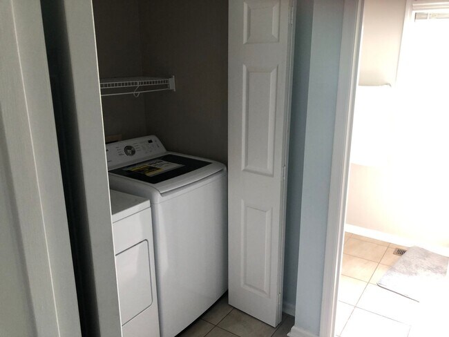 Building Photo - Apartment conveniently located in Auburn!