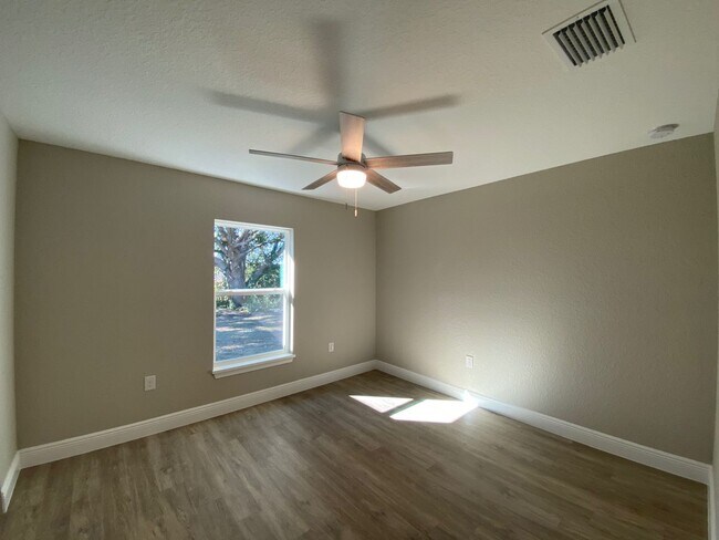 Building Photo - *** COMING SOON NOT AVAILABLE FOR SHOW UNIT MID APRIL....3/2/2 Silver Spring Shores **Won't Last***