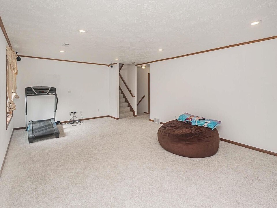 Building Photo - 809 S Outlook Dr