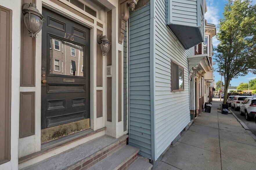 Building Photo - 176 H St