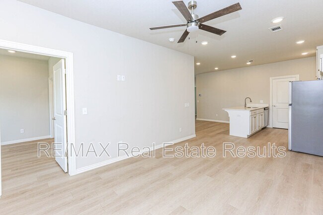 Building Photo - 1401 SW Poigai Wy