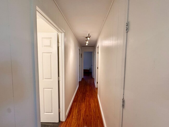 Building Photo - Optimal Location in the Heart of Paia Town...