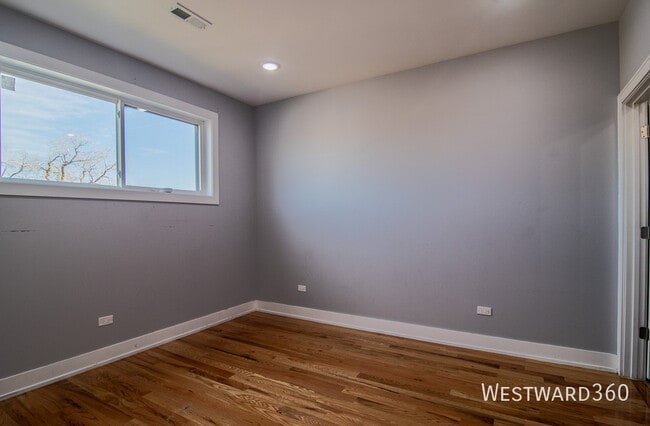 Building Photo - Penthouse 3 bed 2 bath near Washington Park