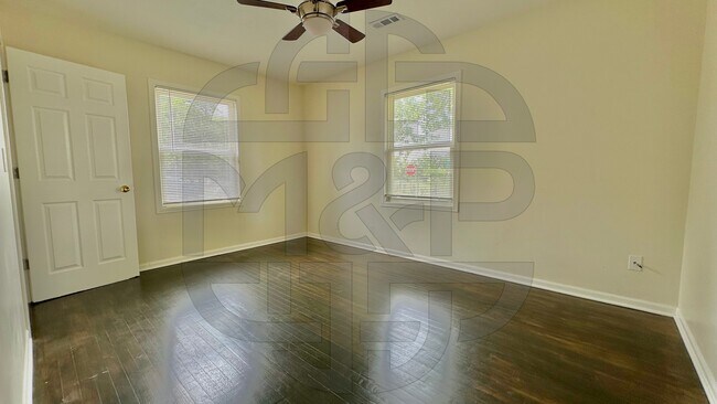Building Photo - 1102 N Crestway St