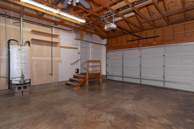 Building Photo - Updated 3 Bed 2 Bath Home With Brand New 2...