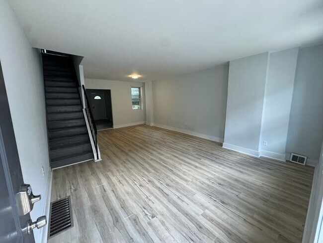 Building Photo - Freshly Updated 3bd/1bath House! Section 8 ONLY!