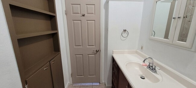 Building Photo - Cozy and Spacious Home for Rent