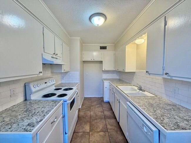 Building Photo - Tour Today! Spacious 3 Bed, 2.5 Bath Duplex