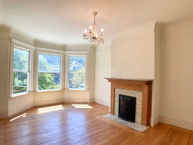 Building Photo - TOP FLOOR 4/2. In-Unit Laundry! Dishwasher...